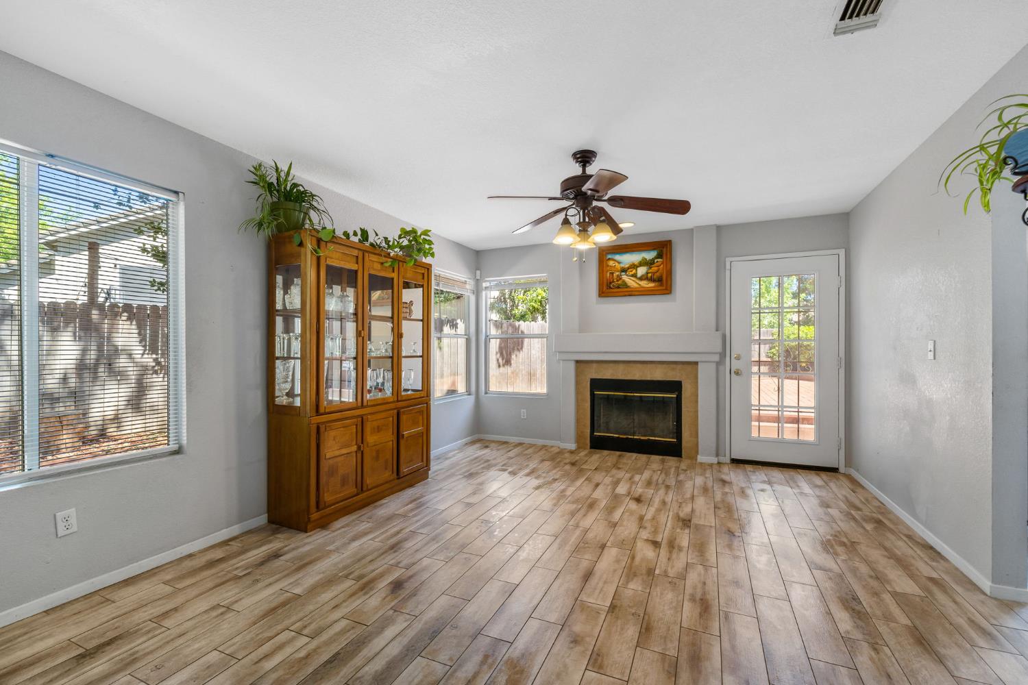 Detail Gallery Image 8 of 47 For 8347 Delta Sand, Elk Grove,  CA 95758 - 4 Beds | 2/1 Baths