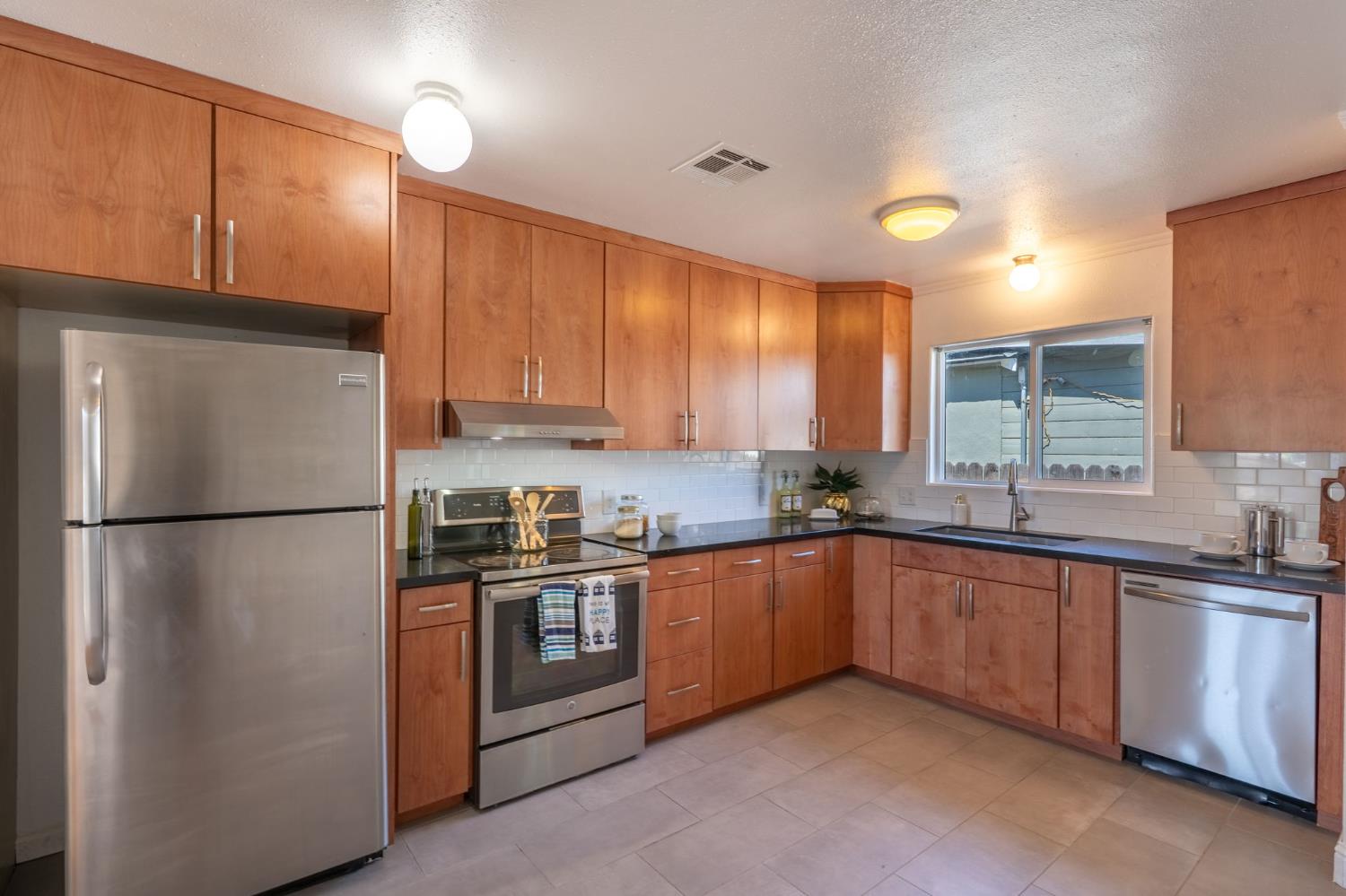 Detail Gallery Image 16 of 29 For 2107 S St, Merced,  CA 95340 - 3 Beds | 2 Baths