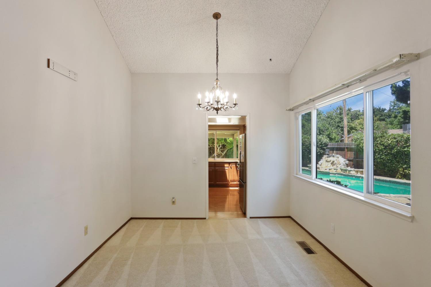 Detail Gallery Image 14 of 66 For 241 Charlemagne Way, Modesto,  CA 95350 - 4 Beds | 2 Baths