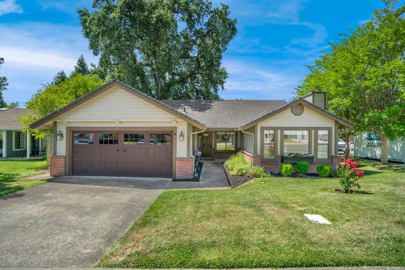 Detail Gallery Image 1 of 33 For 8216 Oakenshaw Way, Orangevale,  CA 95662 - 3 Beds | 2 Baths