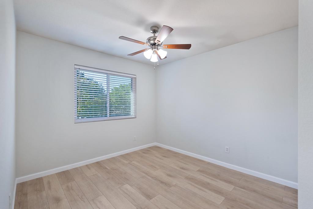 Detail Gallery Image 39 of 47 For 5512 Deepdale Way, Elk Grove,  CA 95758 - 4 Beds | 2/1 Baths