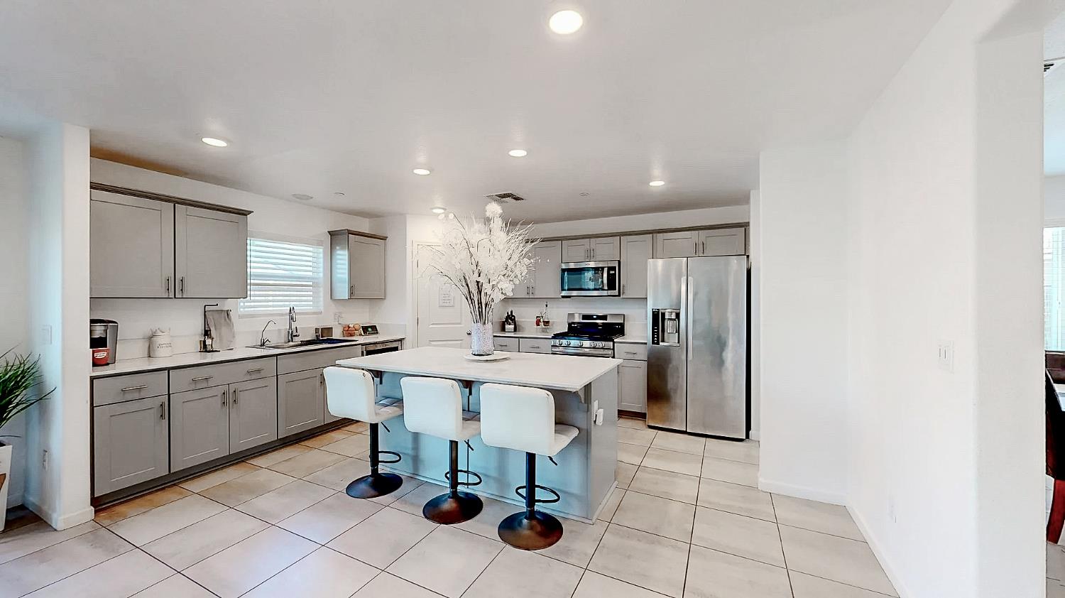 Detail Gallery Image 3 of 21 For 1775 Tomaso Ct, Los Banos,  CA 93635 - 5 Beds | 3 Baths