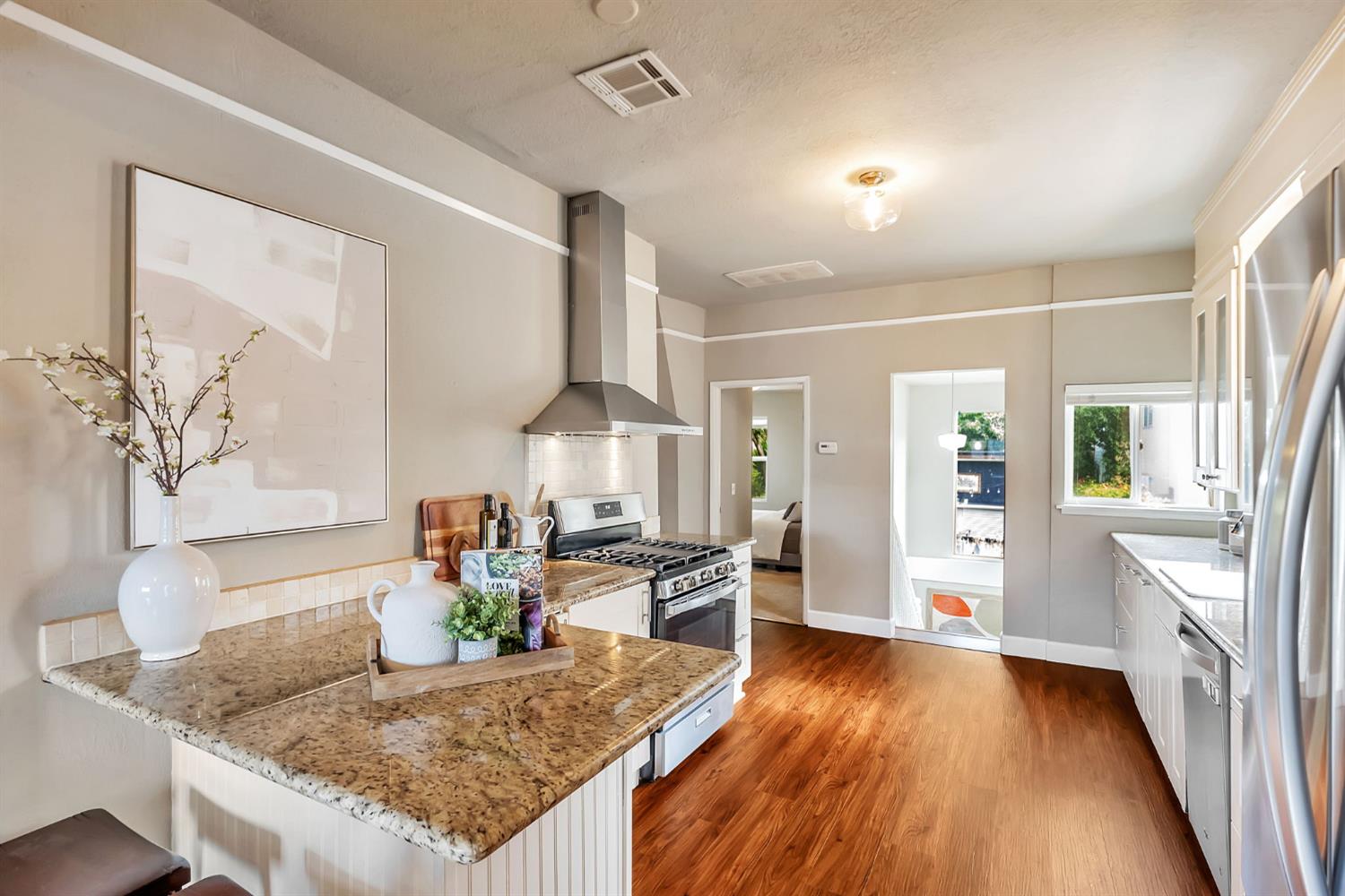 Detail Gallery Image 11 of 39 For 964 61st St, Oakland,  CA 94608 - 3 Beds | 2/1 Baths