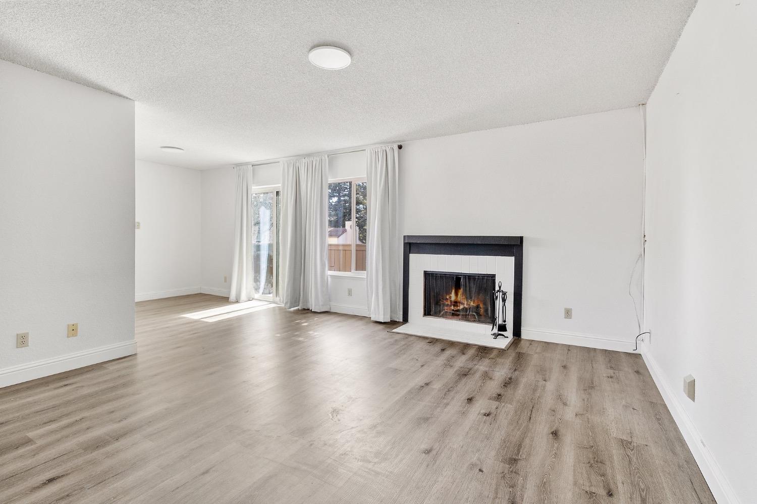 Detail Gallery Image 3 of 23 For 3701 Colonial Dr #164,  Modesto,  CA 95356 - 2 Beds | 1/1 Baths