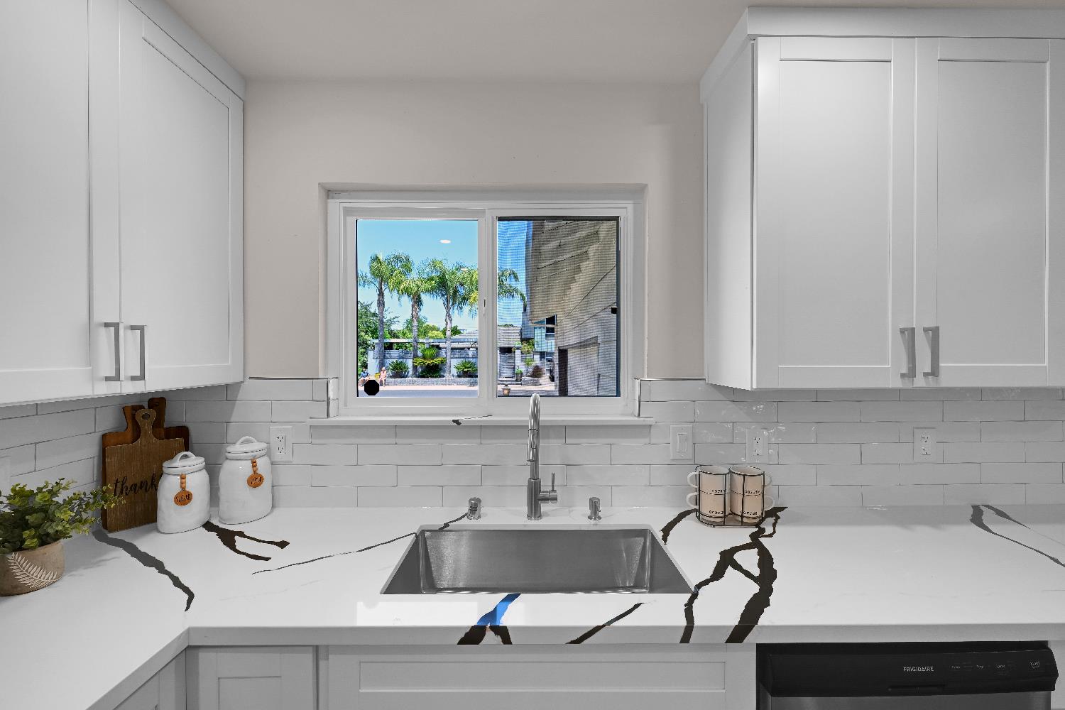 Detail Gallery Image 10 of 38 For 6608 Heatherwood Way, Sacramento,  CA 95831 - 3 Beds | 2 Baths