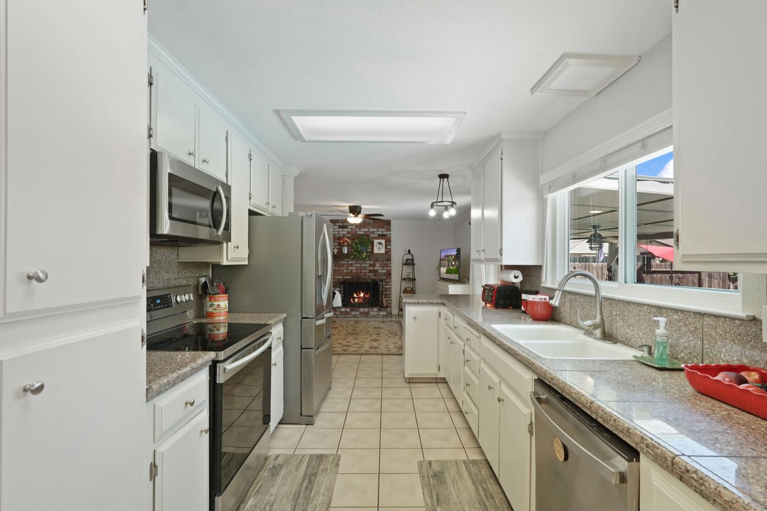 Detail Gallery Image 16 of 52 For 2457 Rockingham Cir, Lodi,  CA 95242 - 4 Beds | 2/1 Baths