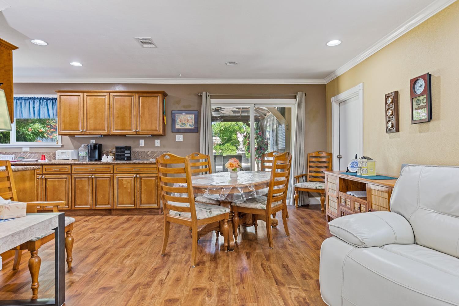 Detail Gallery Image 3 of 43 For 6761 Linda Sue Way, Fair Oaks,  CA 95628 - 3 Beds | 2 Baths