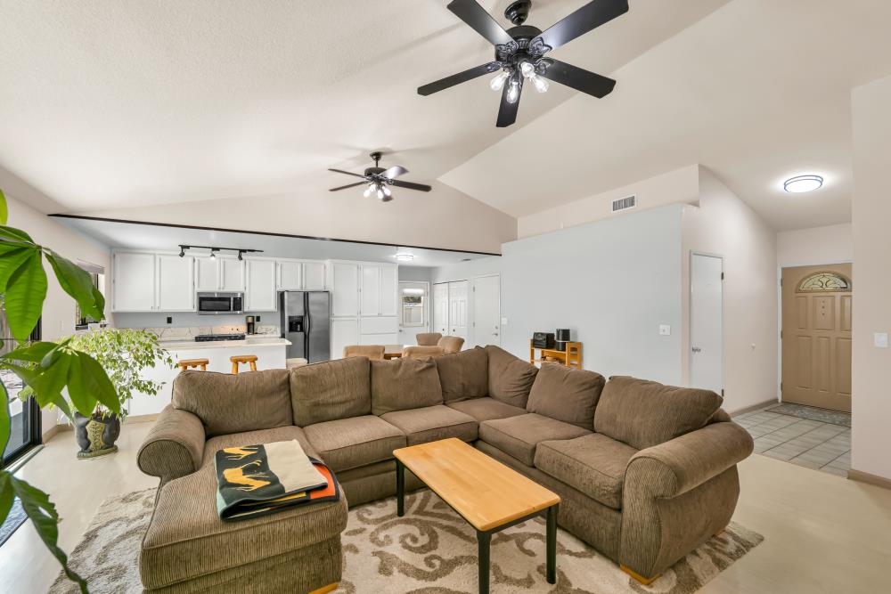 Detail Gallery Image 18 of 59 For 7527 Island Way, Sacramento,  CA 95831 - 3 Beds | 2 Baths