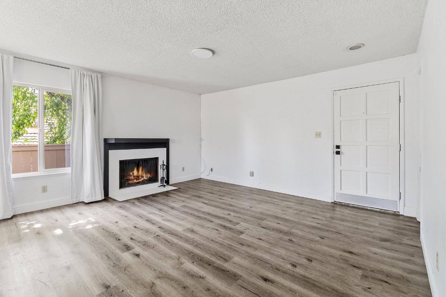 Detail Gallery Image 4 of 23 For 3701 Colonial Dr #164,  Modesto,  CA 95356 - 2 Beds | 1/1 Baths