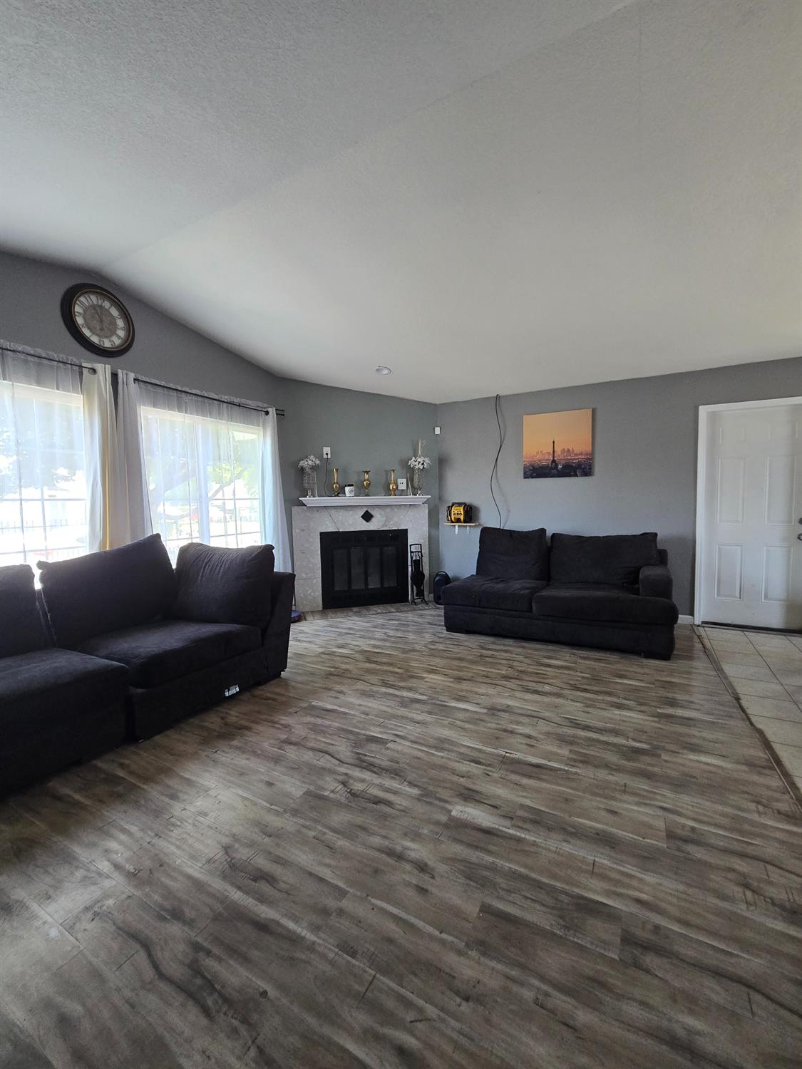 Detail Gallery Image 5 of 39 For 4631 Country Scene Way, Sacramento,  CA 95823 - 3 Beds | 2 Baths
