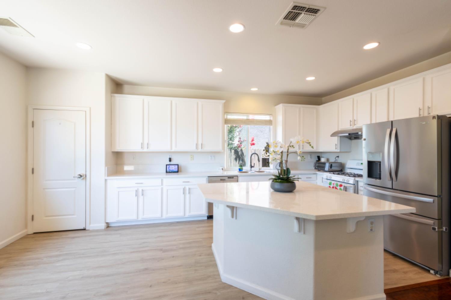 Detail Gallery Image 20 of 34 For 8328 Dandelion Dr, Elk Grove,  CA 95624 - 4 Beds | 2 Baths