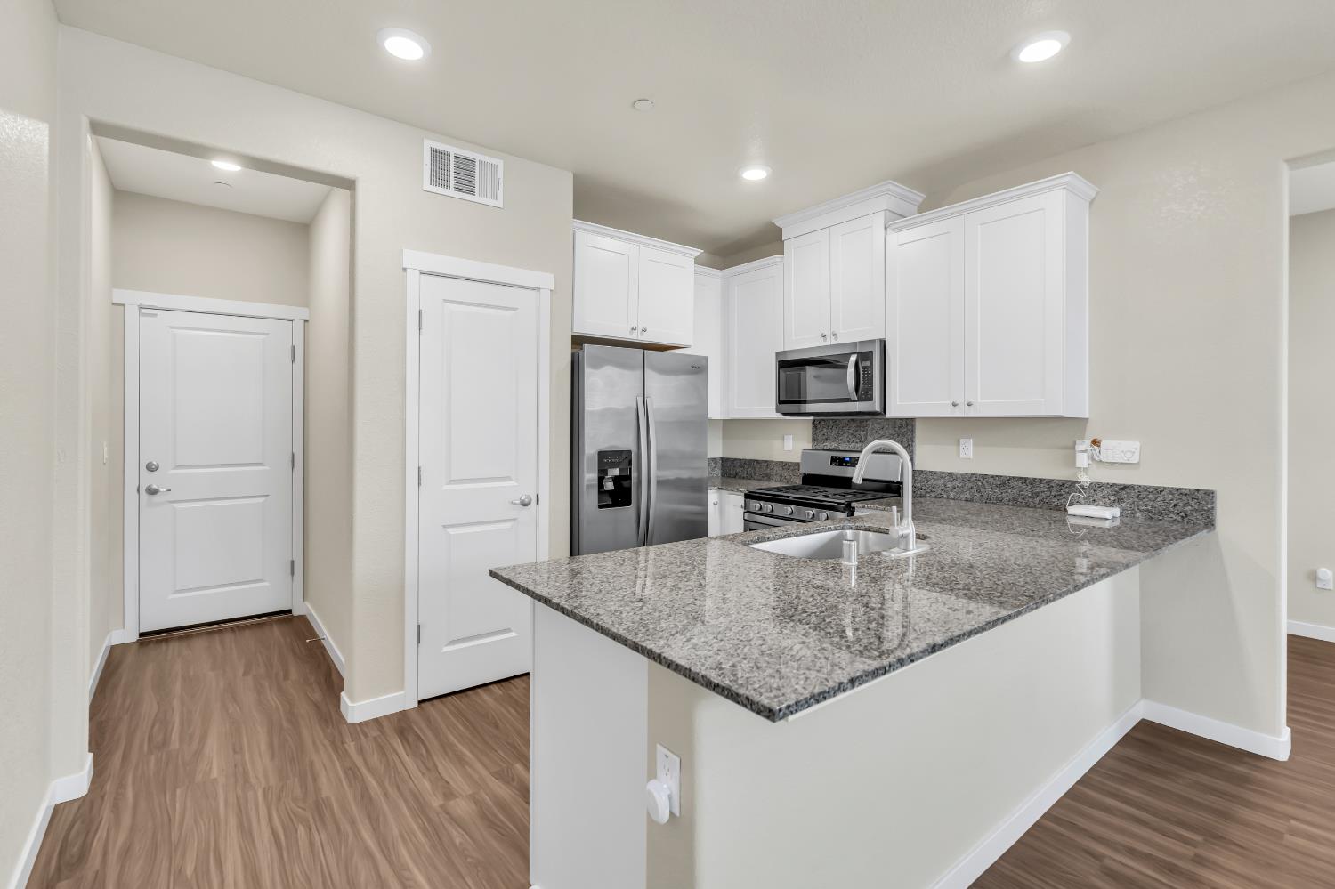 Detail Gallery Image 6 of 29 For 4055 Prosser St, West Sacramento,  CA 95691 - 3 Beds | 2/1 Baths