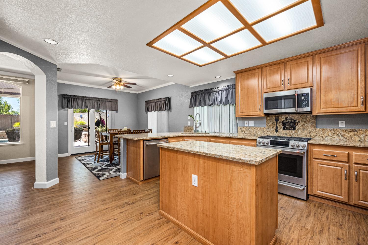 Detail Gallery Image 19 of 57 For 5100 Homeland Ct, Antelope,  CA 95843 - 6 Beds | 3 Baths