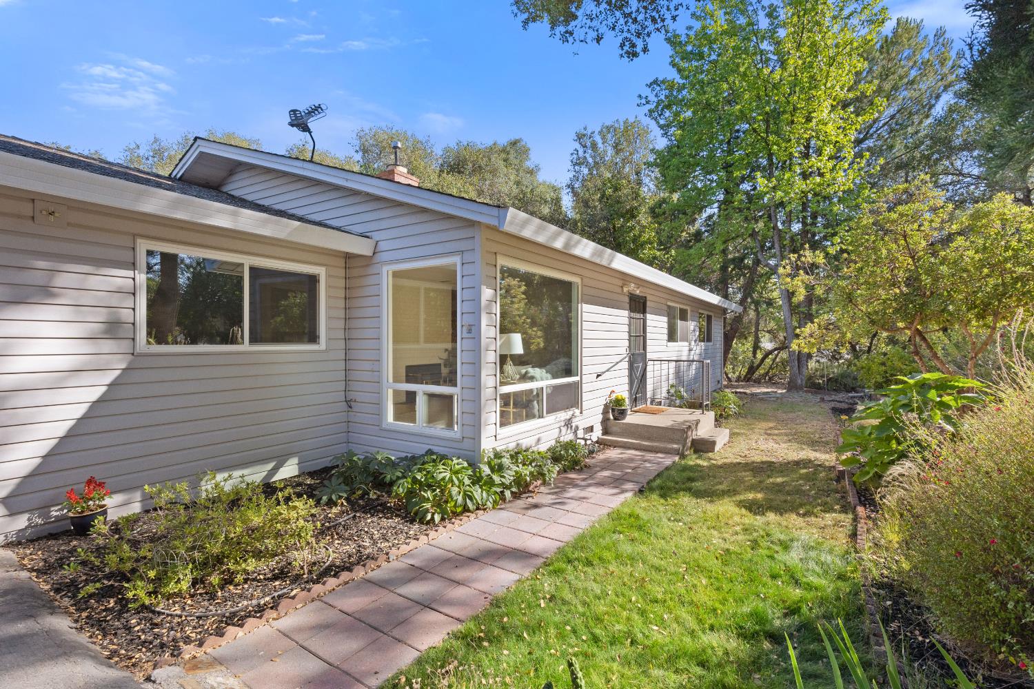 Detail Gallery Image 1 of 34 For 668 Crestview Dr, Diamond Springs,  CA 95619 - 3 Beds | 2 Baths