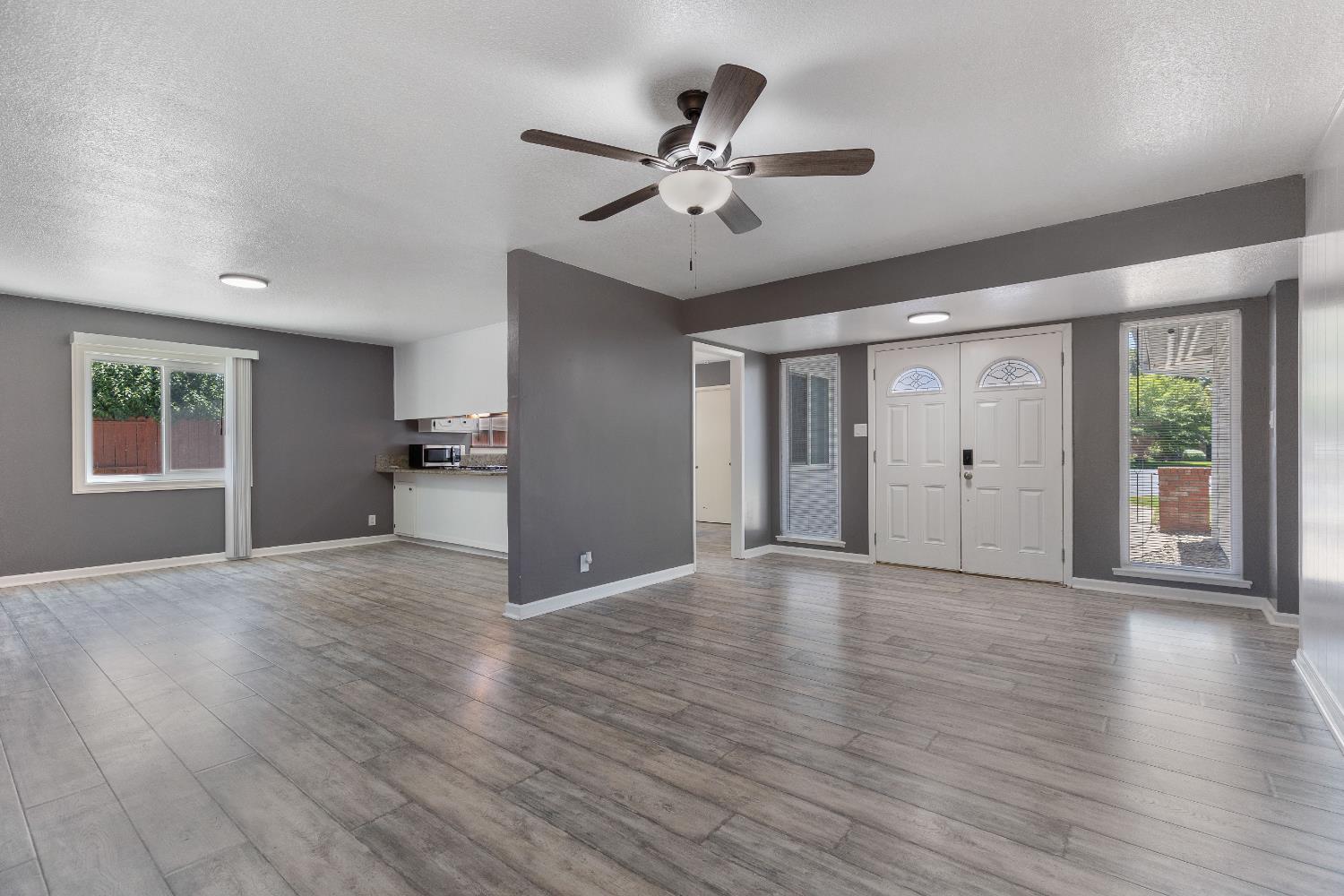 Detail Gallery Image 4 of 40 For 2537 Warrego Way, Sacramento,  CA 95826 - 4 Beds | 2/1 Baths