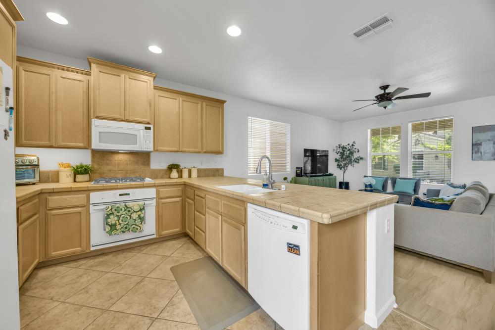 Detail Gallery Image 12 of 48 For 2582 Aimonetti Ave, Sacramento,  CA 95833 - 3 Beds | 2/1 Baths