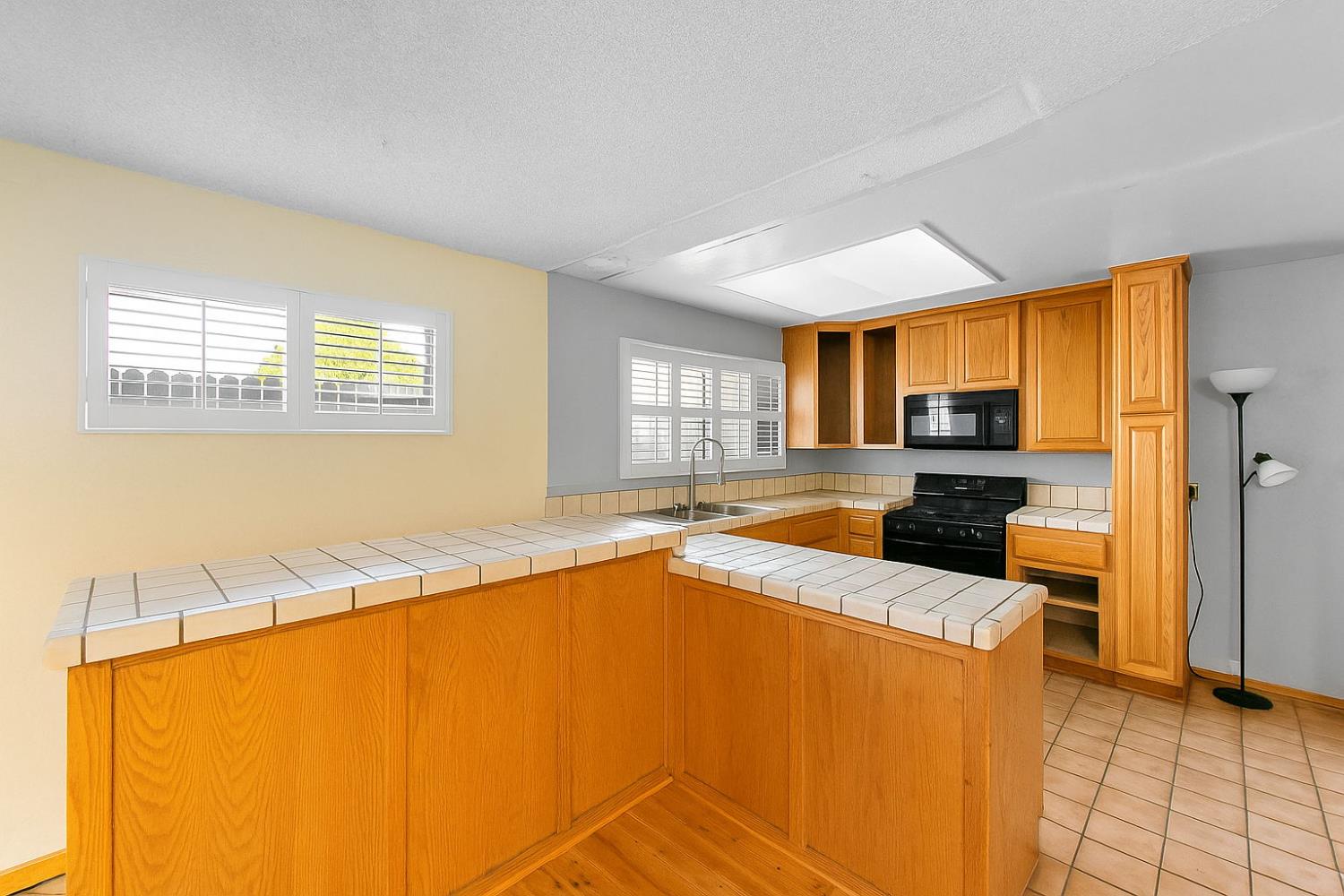Detail Gallery Image 7 of 14 For 423 El Dorado Dr, Woodland,  CA 95695 - 4 Beds | 2 Baths