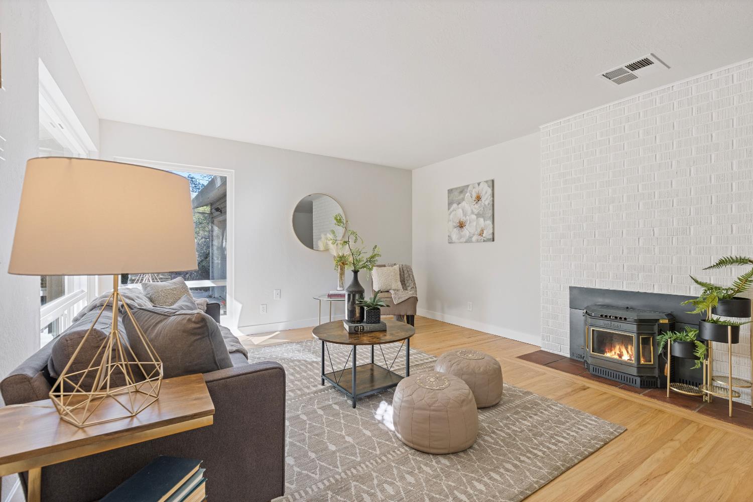 Detail Gallery Image 5 of 34 For 668 Crestview Dr, Diamond Springs,  CA 95619 - 3 Beds | 2 Baths
