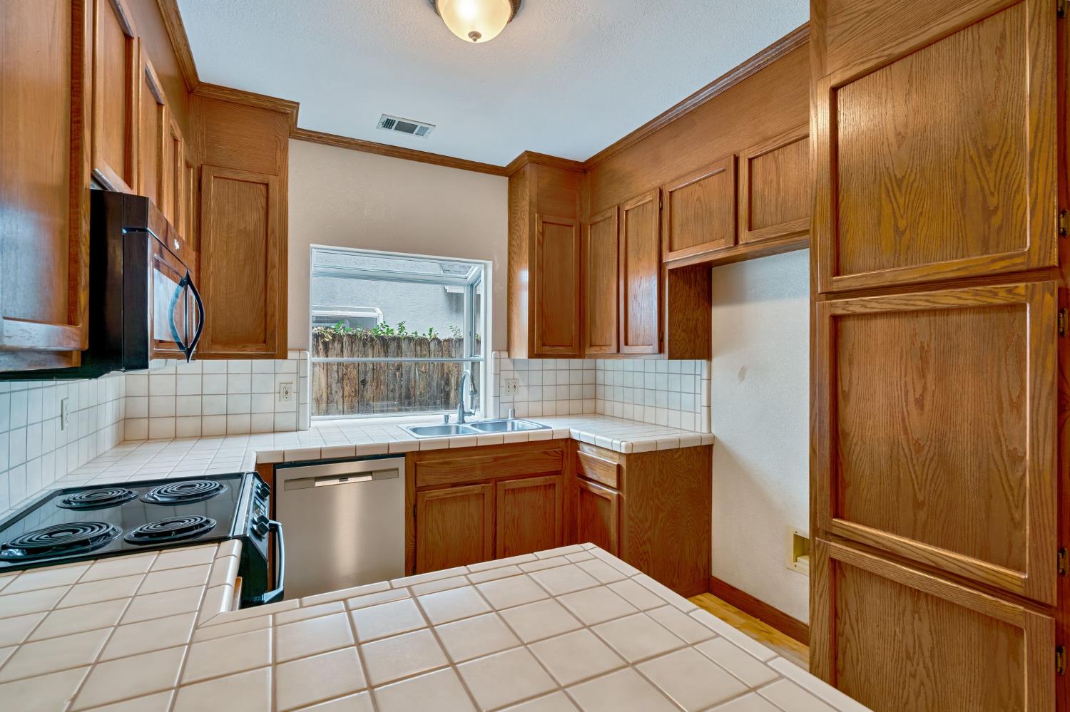 Detail Gallery Image 15 of 36 For 6736 Folkstone Way, Elk Grove,  CA 95758 - 4 Beds | 3 Baths