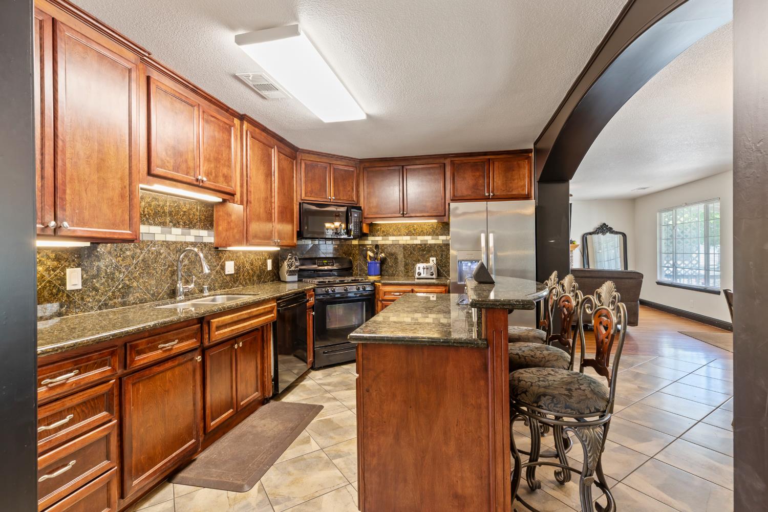 Detail Gallery Image 7 of 36 For 1846 Waring Way, Modesto,  CA 95350 - 5 Beds | 3 Baths