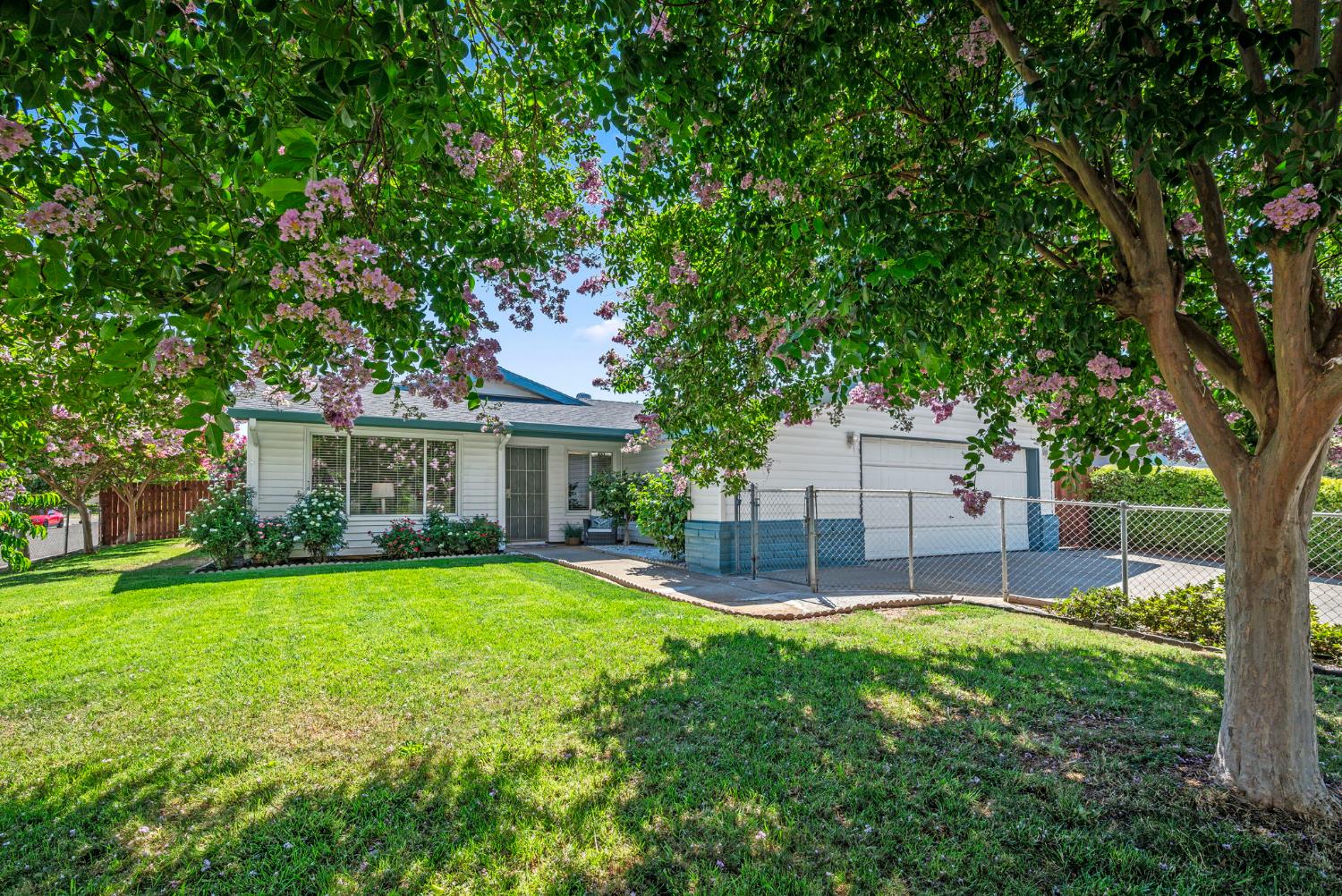 Detail Gallery Image 3 of 32 For 3331 Calico Ct, Sacramento,  CA 95826 - 3 Beds | 2 Baths