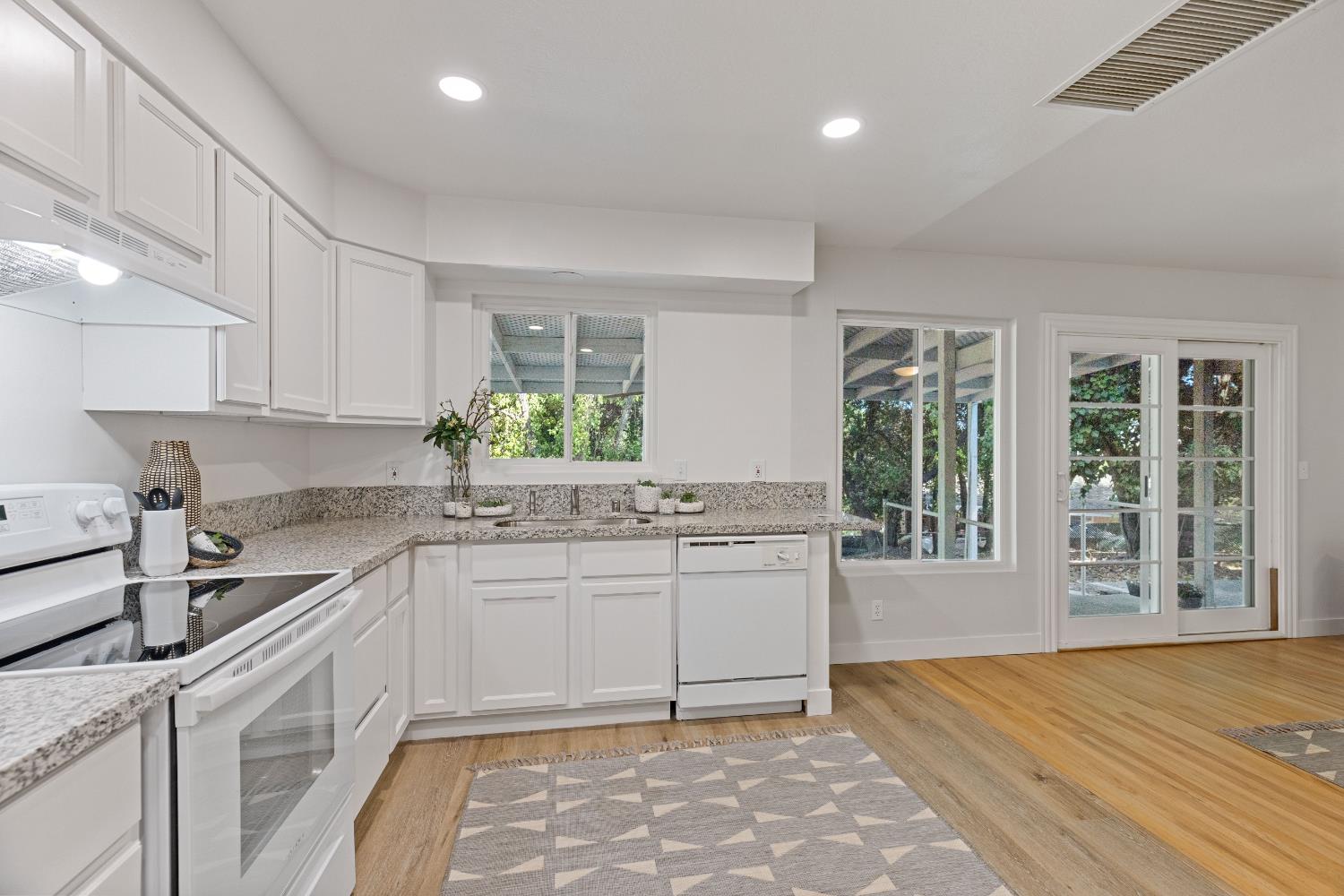 Detail Gallery Image 3 of 34 For 668 Crestview Dr, Diamond Springs,  CA 95619 - 3 Beds | 2 Baths