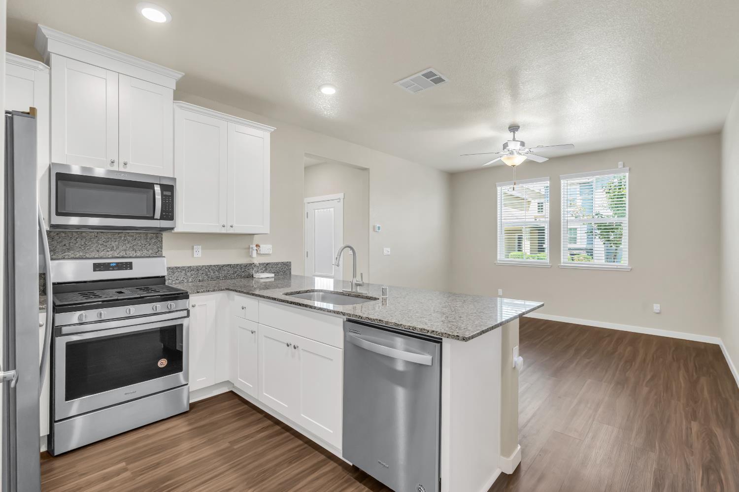 Detail Gallery Image 8 of 29 For 4055 Prosser St, West Sacramento,  CA 95691 - 3 Beds | 2/1 Baths