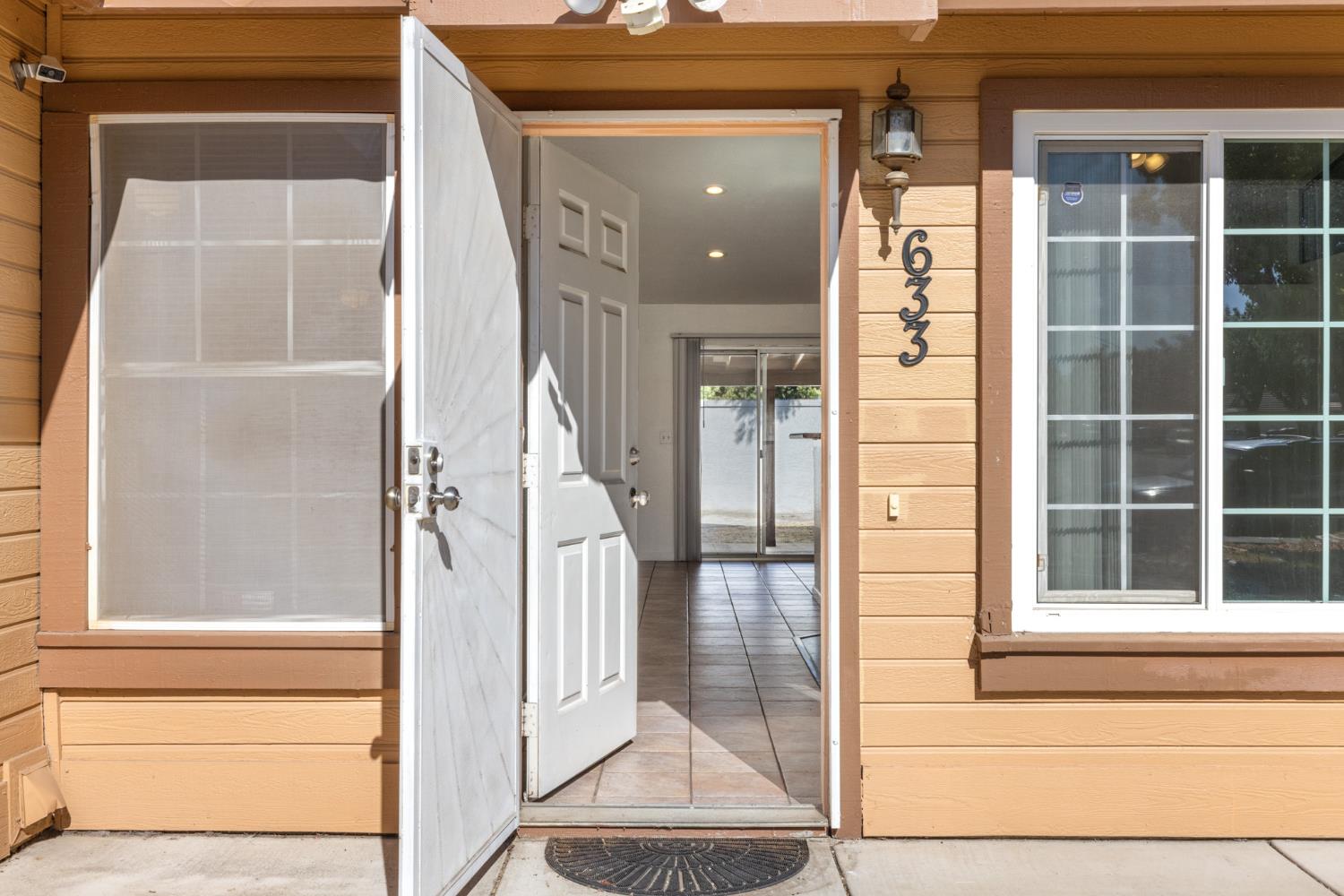Detail Gallery Image 4 of 33 For 633 Waddell Way, Modesto,  CA 95357 - 3 Beds | 2 Baths