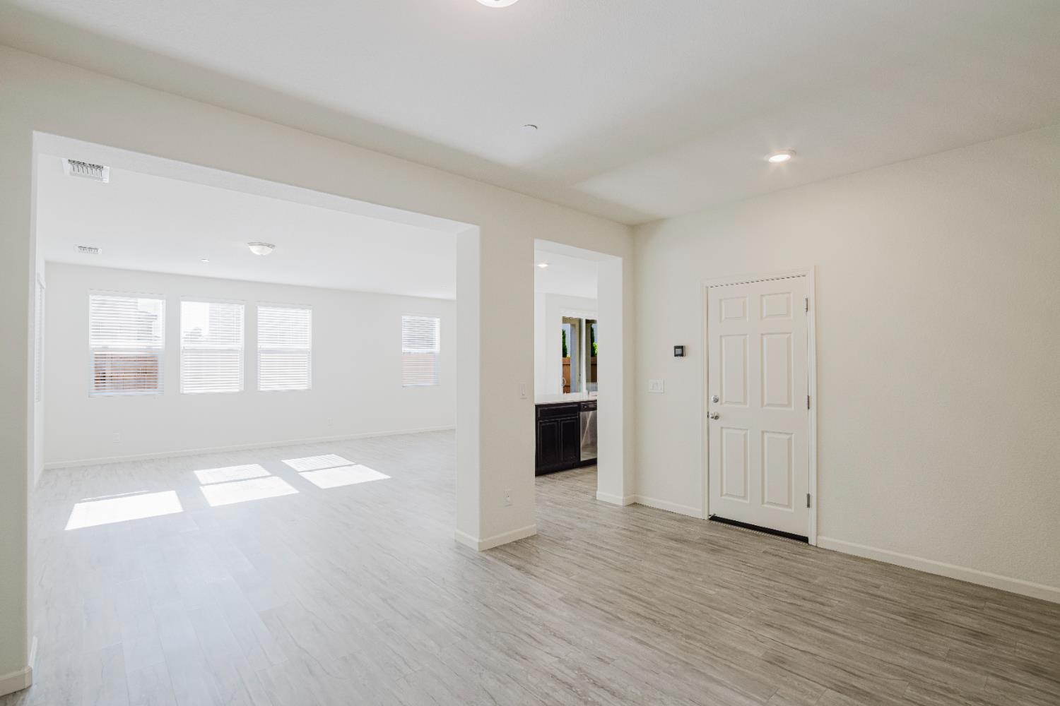 Detail Gallery Image 8 of 53 For 5231 Morning Bird Way, Sacramento,  CA 95835 - 5 Beds | 3 Baths