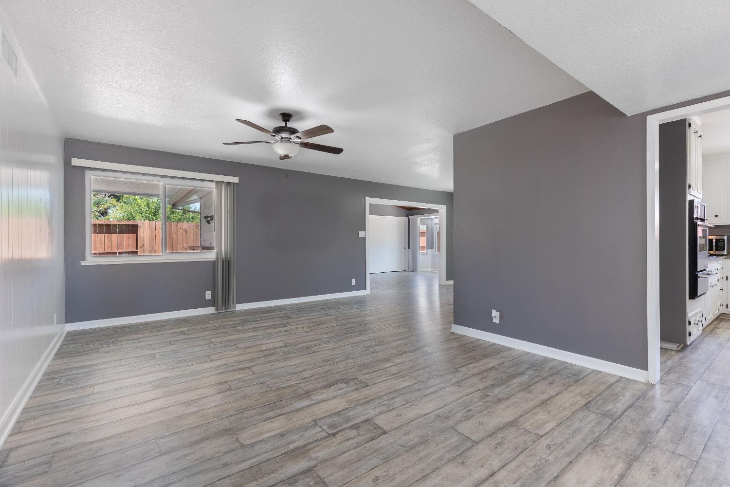 Detail Gallery Image 7 of 40 For 2537 Warrego Way, Sacramento,  CA 95826 - 4 Beds | 2/1 Baths