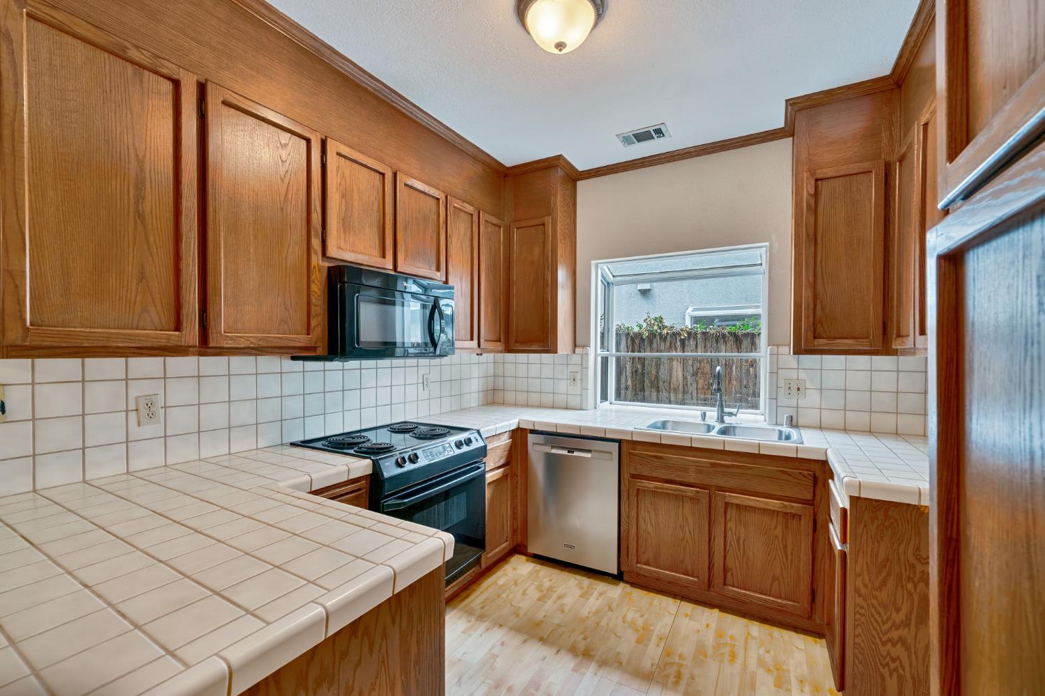 Detail Gallery Image 14 of 36 For 6736 Folkstone Way, Elk Grove,  CA 95758 - 4 Beds | 3 Baths