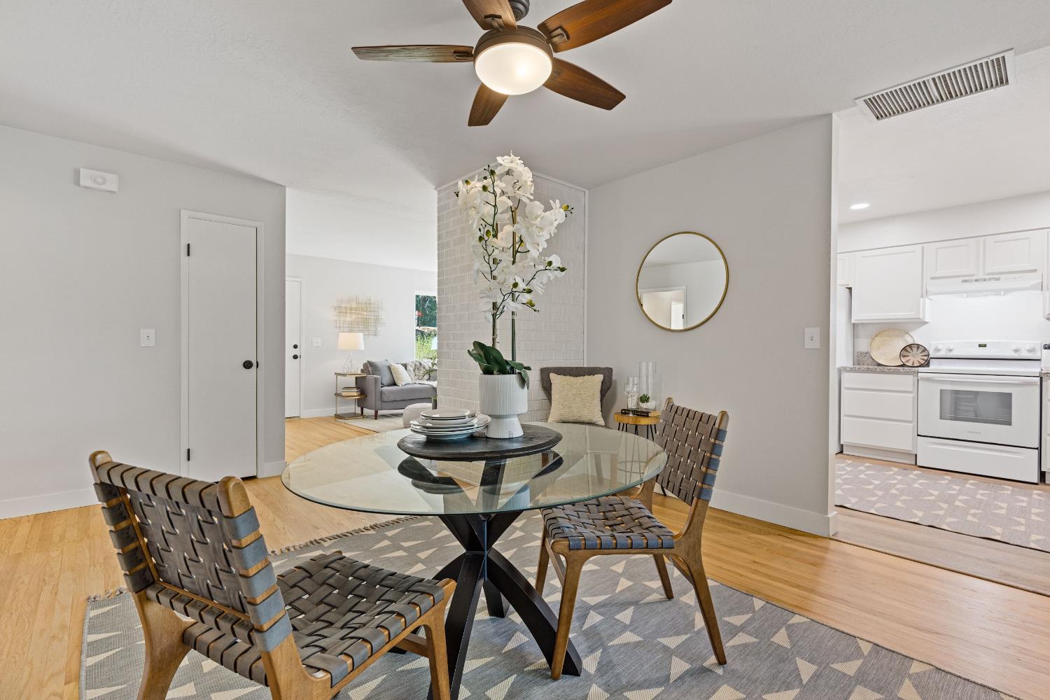 Detail Gallery Image 4 of 34 For 668 Crestview Dr, Diamond Springs,  CA 95619 - 3 Beds | 2 Baths