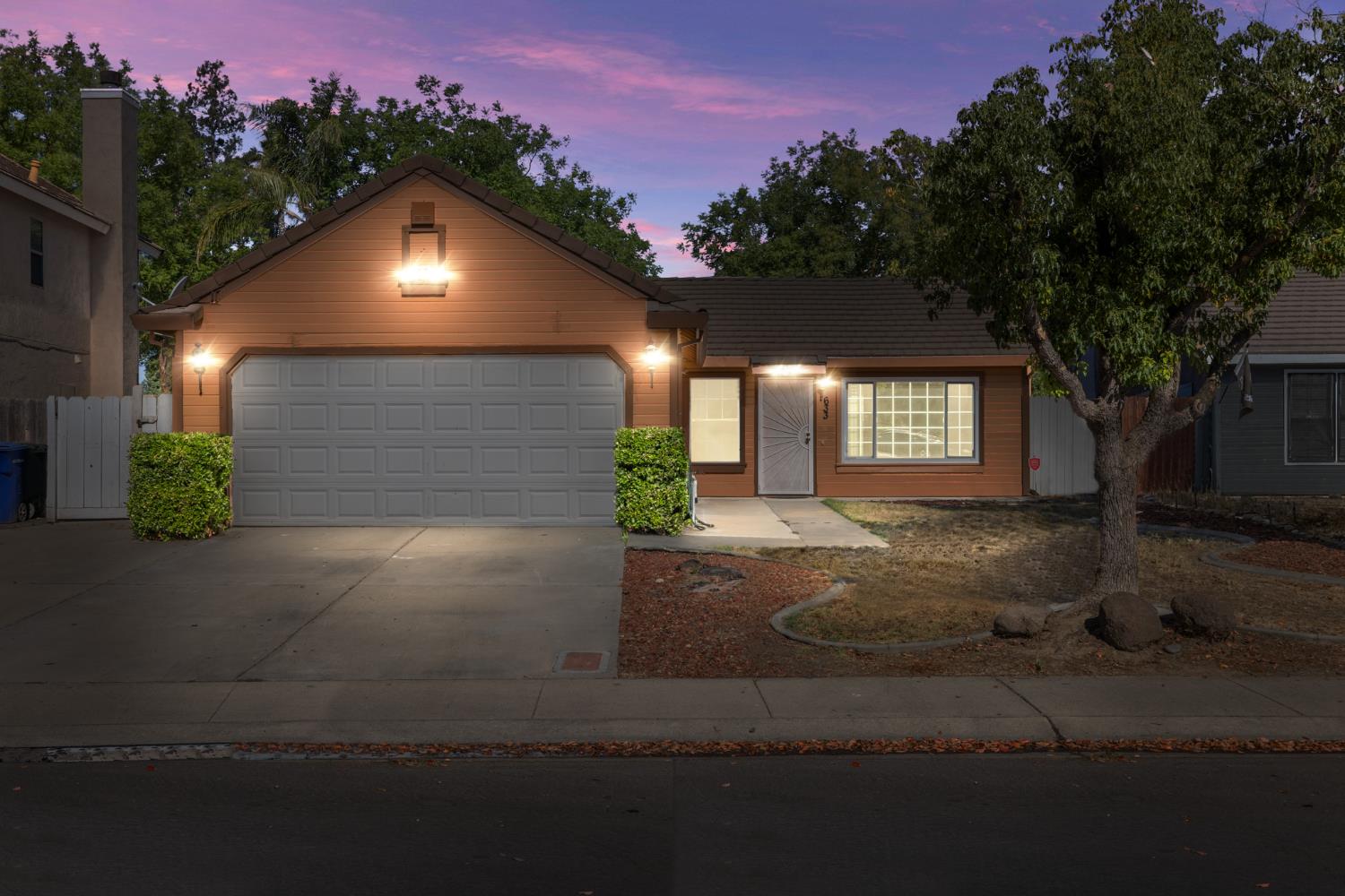 Detail Gallery Image 1 of 33 For 633 Waddell Way, Modesto,  CA 95357 - 3 Beds | 2 Baths