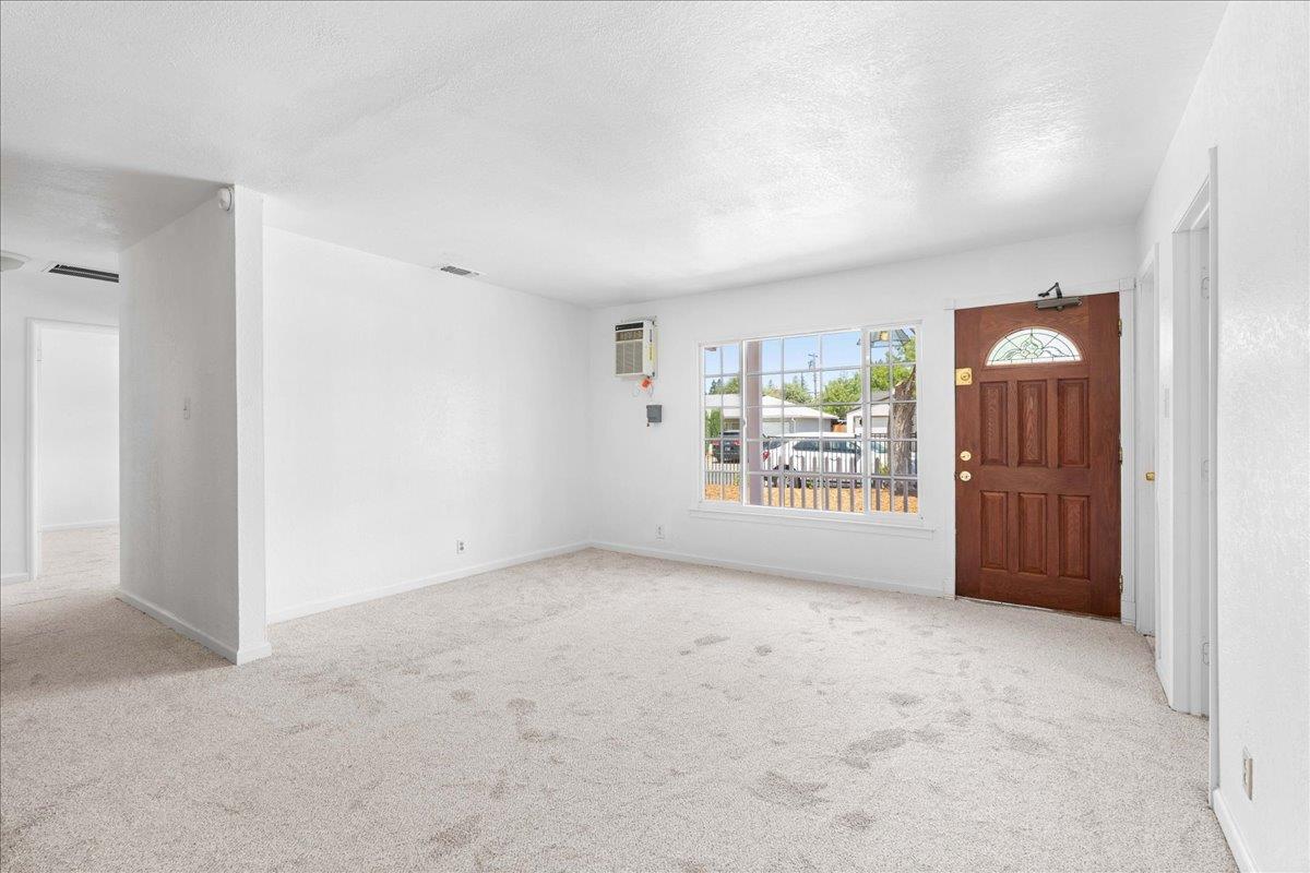 Detail Gallery Image 5 of 31 For 2117 Violet, Sacramento,  CA 95825 - 8 Beds | 4 Baths