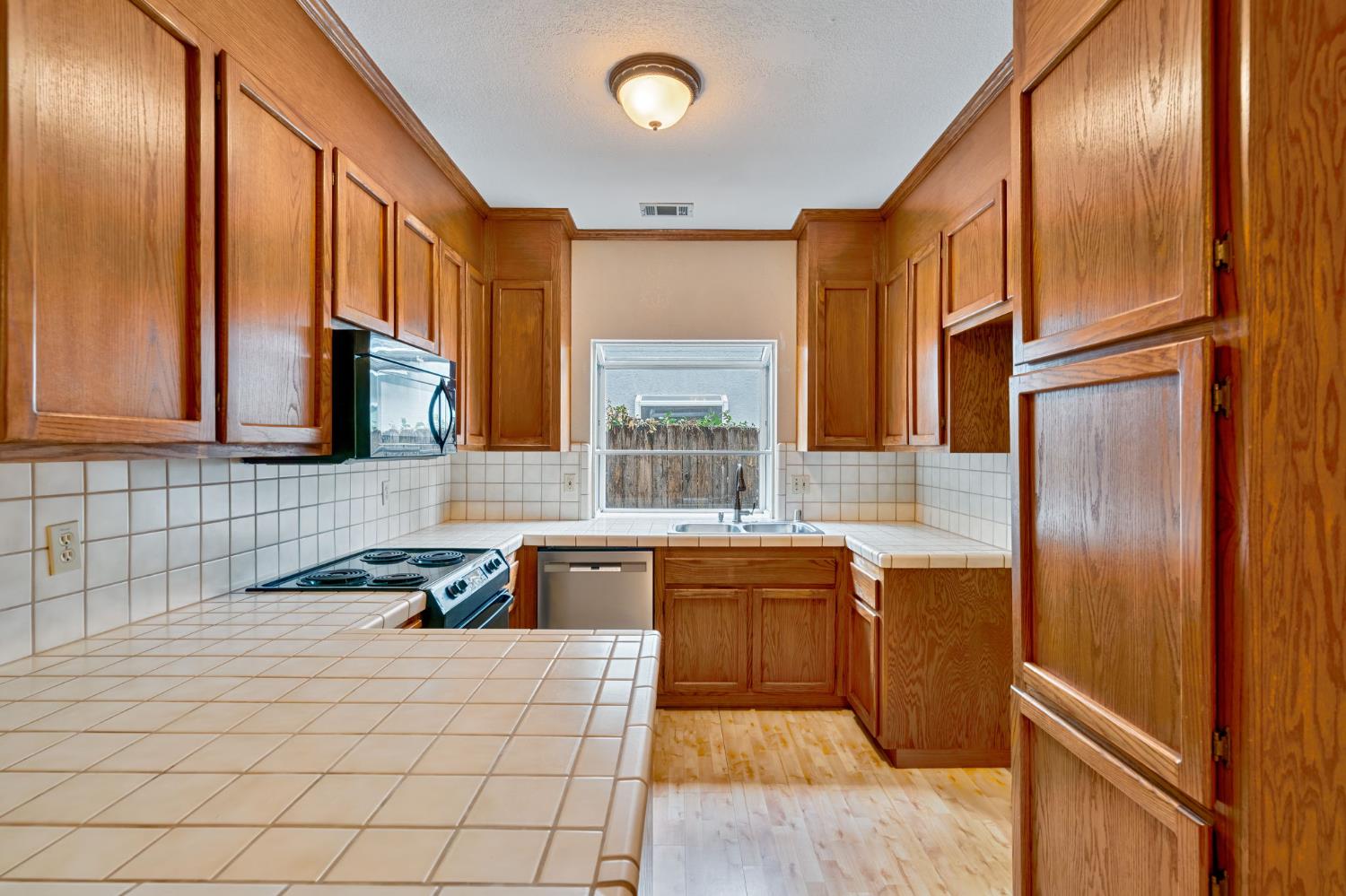 Detail Gallery Image 16 of 36 For 6736 Folkstone Way, Elk Grove,  CA 95758 - 4 Beds | 3 Baths