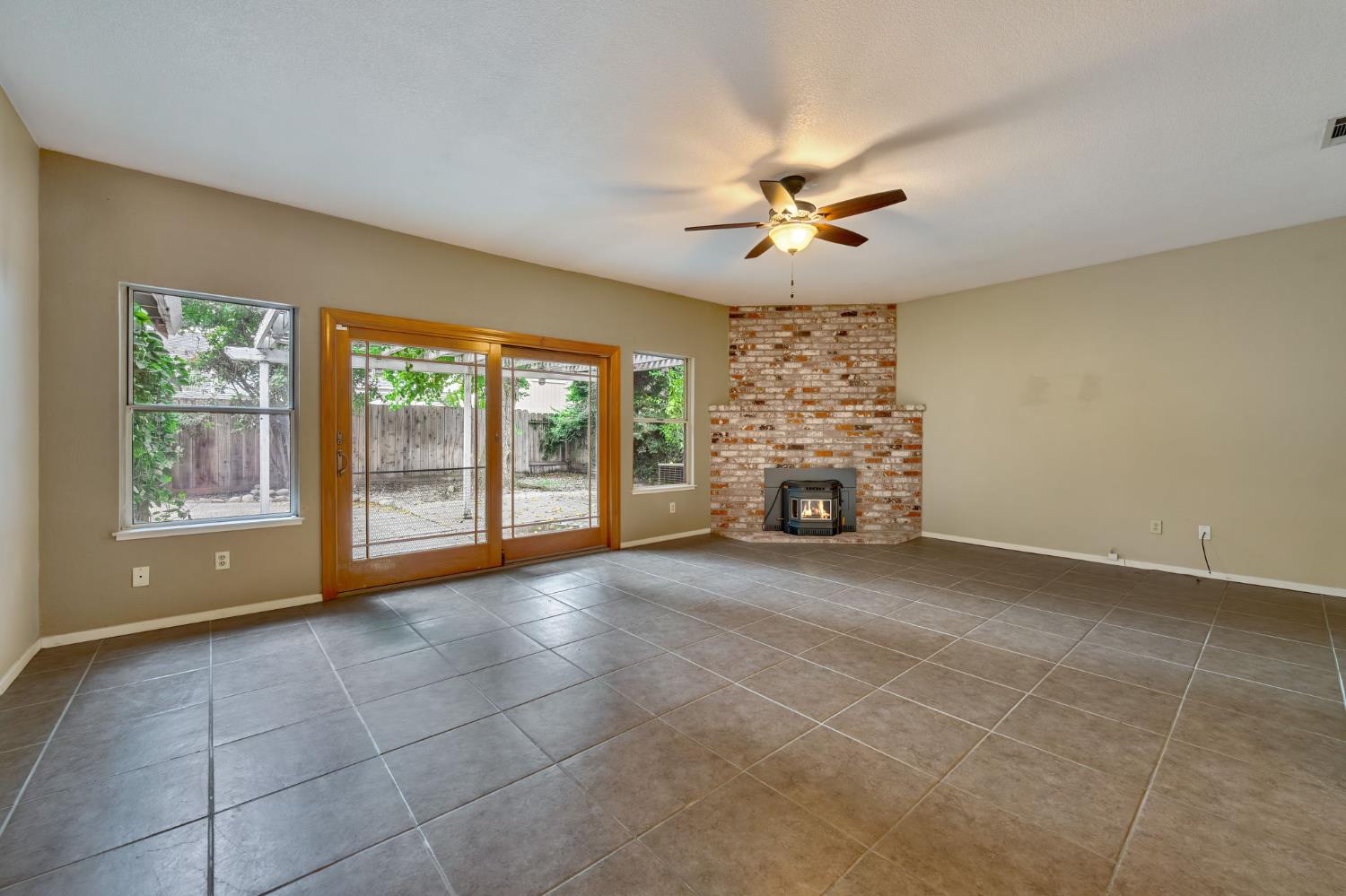 Detail Gallery Image 10 of 36 For 6736 Folkstone Way, Elk Grove,  CA 95758 - 4 Beds | 3 Baths
