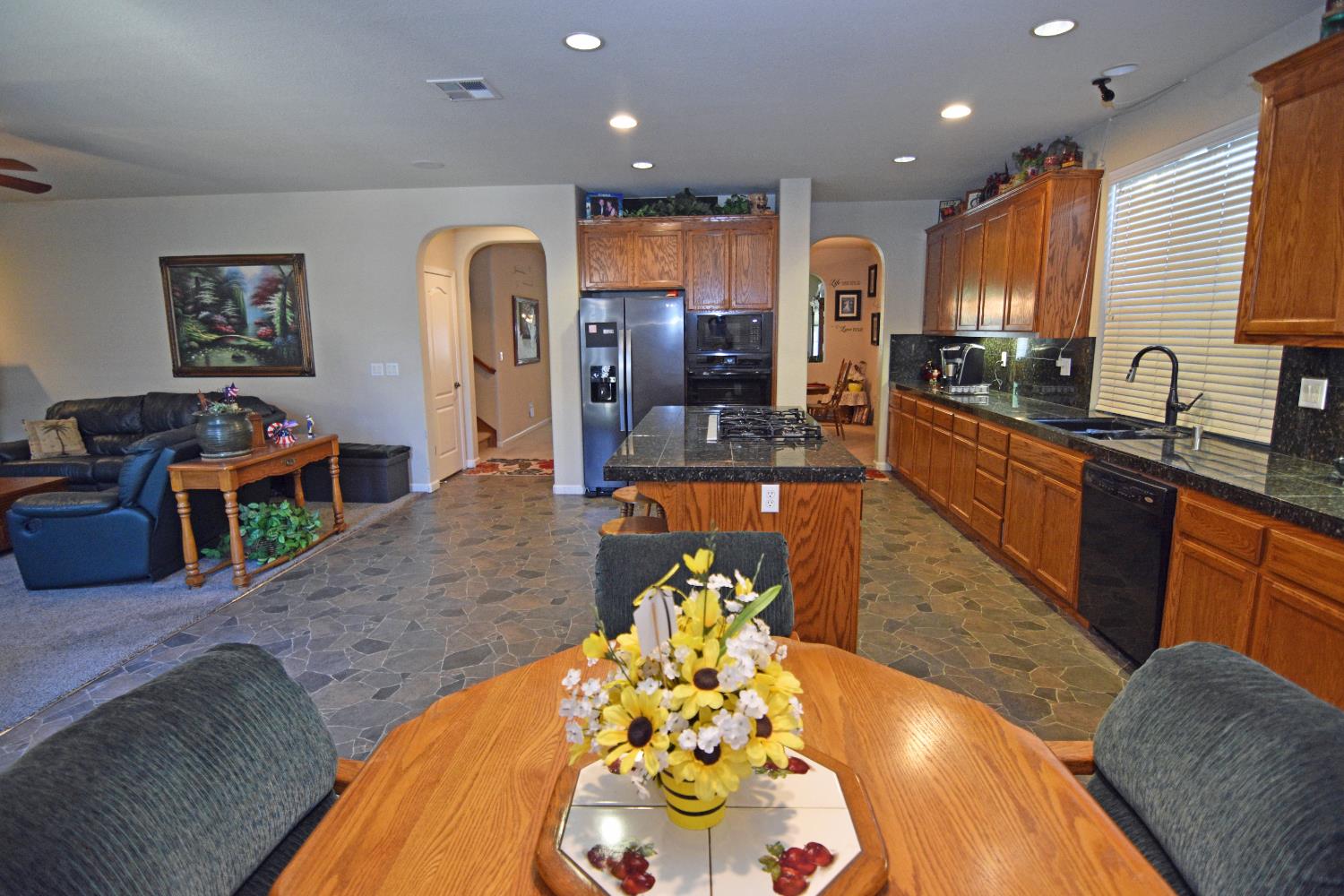 Detail Gallery Image 15 of 62 For 1923 Greenfield Dr, Turlock,  CA 95382 - 5 Beds | 3 Baths