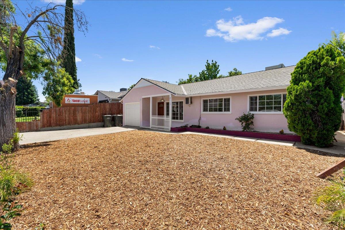 Detail Gallery Image 2 of 31 For 2117 Violet, Sacramento,  CA 95825 - 8 Beds | 4 Baths