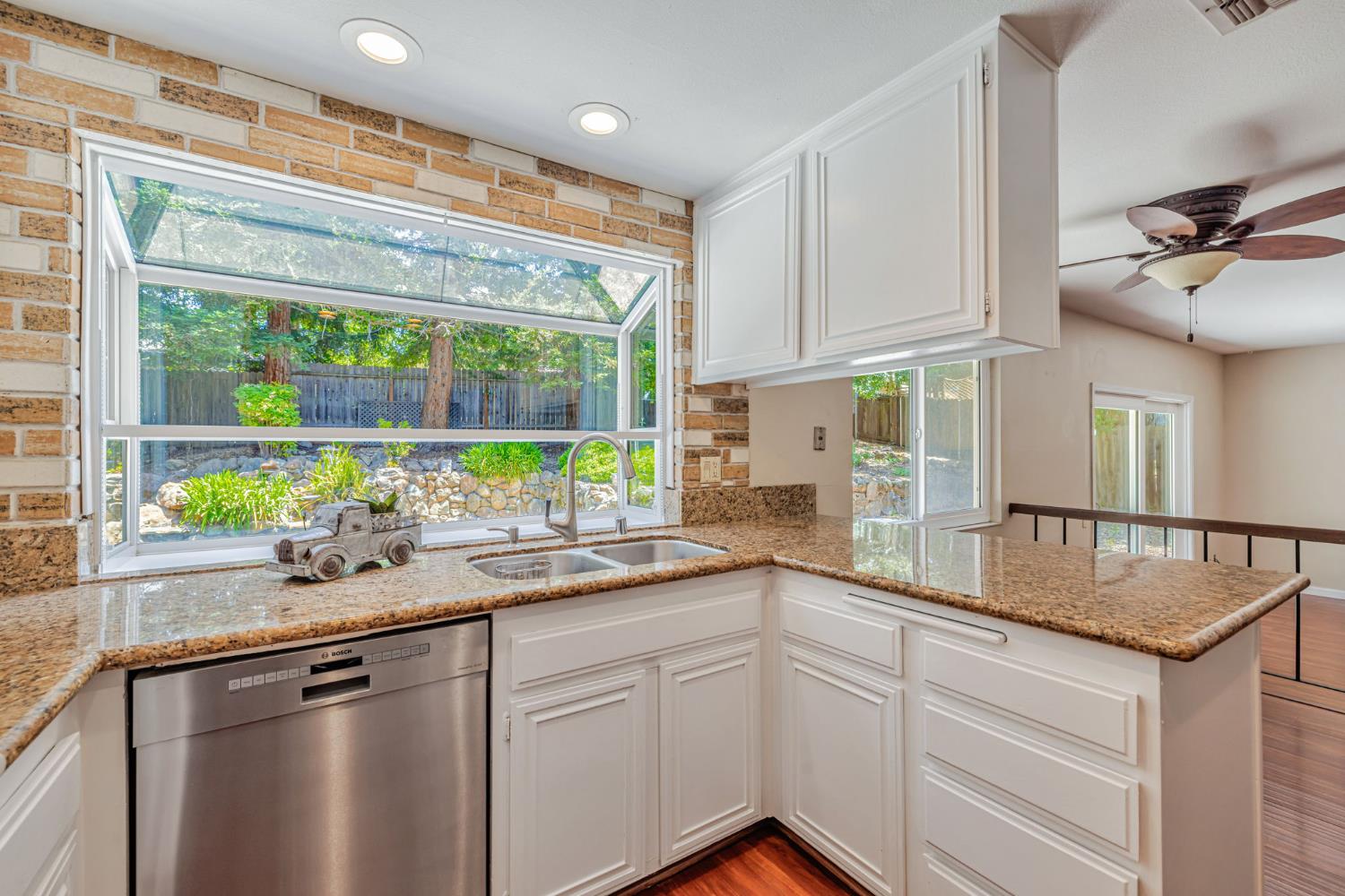 Detail Gallery Image 2 of 38 For 5544 Montia Ct, Orangevale,  CA 95662 - 4 Beds | 2/1 Baths