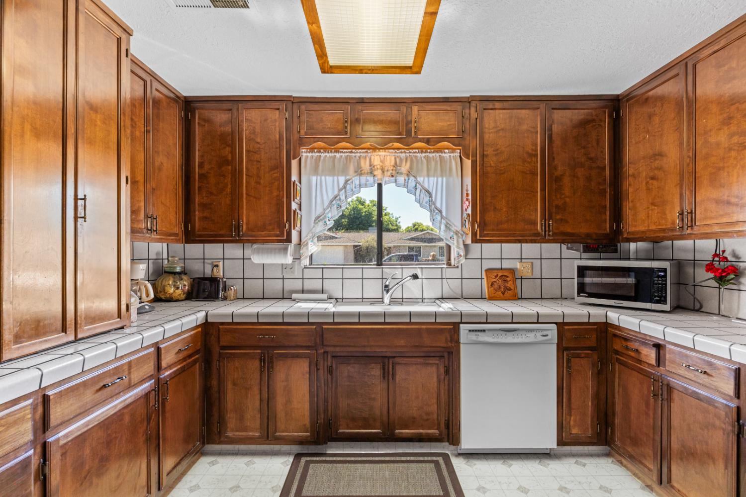 Detail Gallery Image 16 of 46 For 1009 Zinfandel Pl, Modesto,  CA 95351 - 3 Beds | 2 Baths
