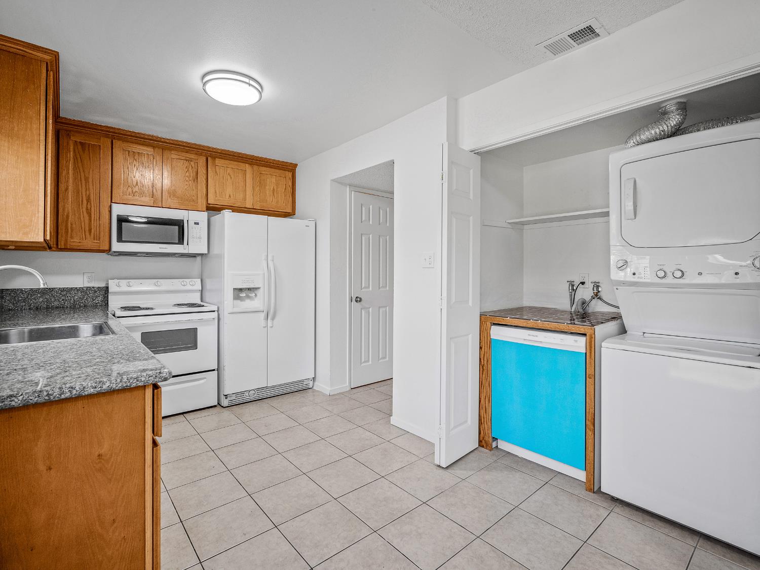 Detail Gallery Image 8 of 24 For 8881 La Riviera Dr #C,  Sacramento,  CA 95826 - 3 Beds | 1/1 Baths