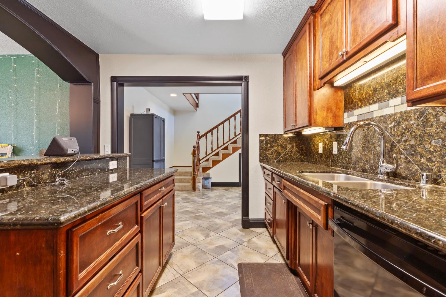 Detail Gallery Image 11 of 36 For 1846 Waring Way, Modesto,  CA 95350 - 5 Beds | 3 Baths