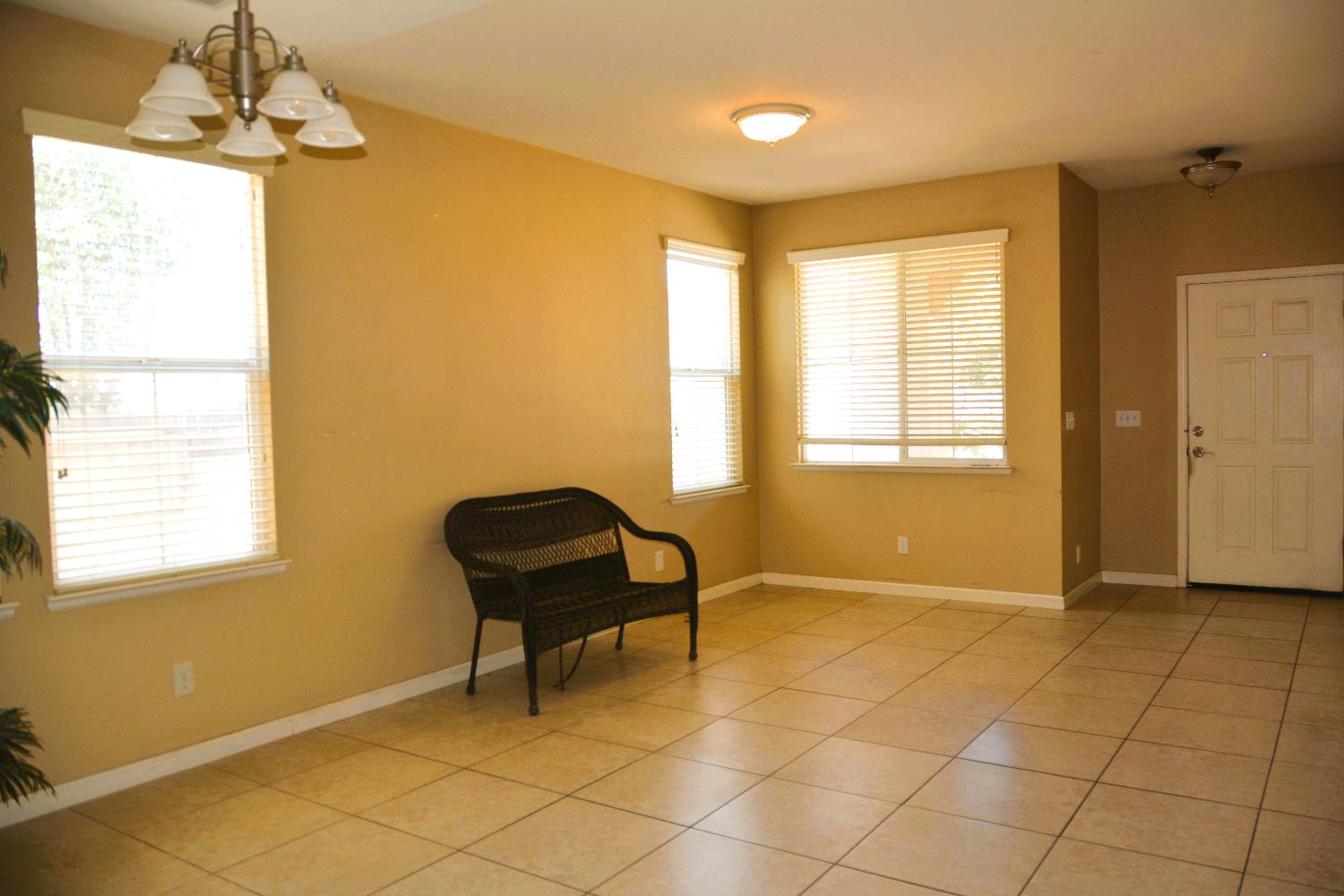 Detail Gallery Image 6 of 29 For 1492 Antioch Ct, Merced,  CA 95348 - 5 Beds | 2/1 Baths
