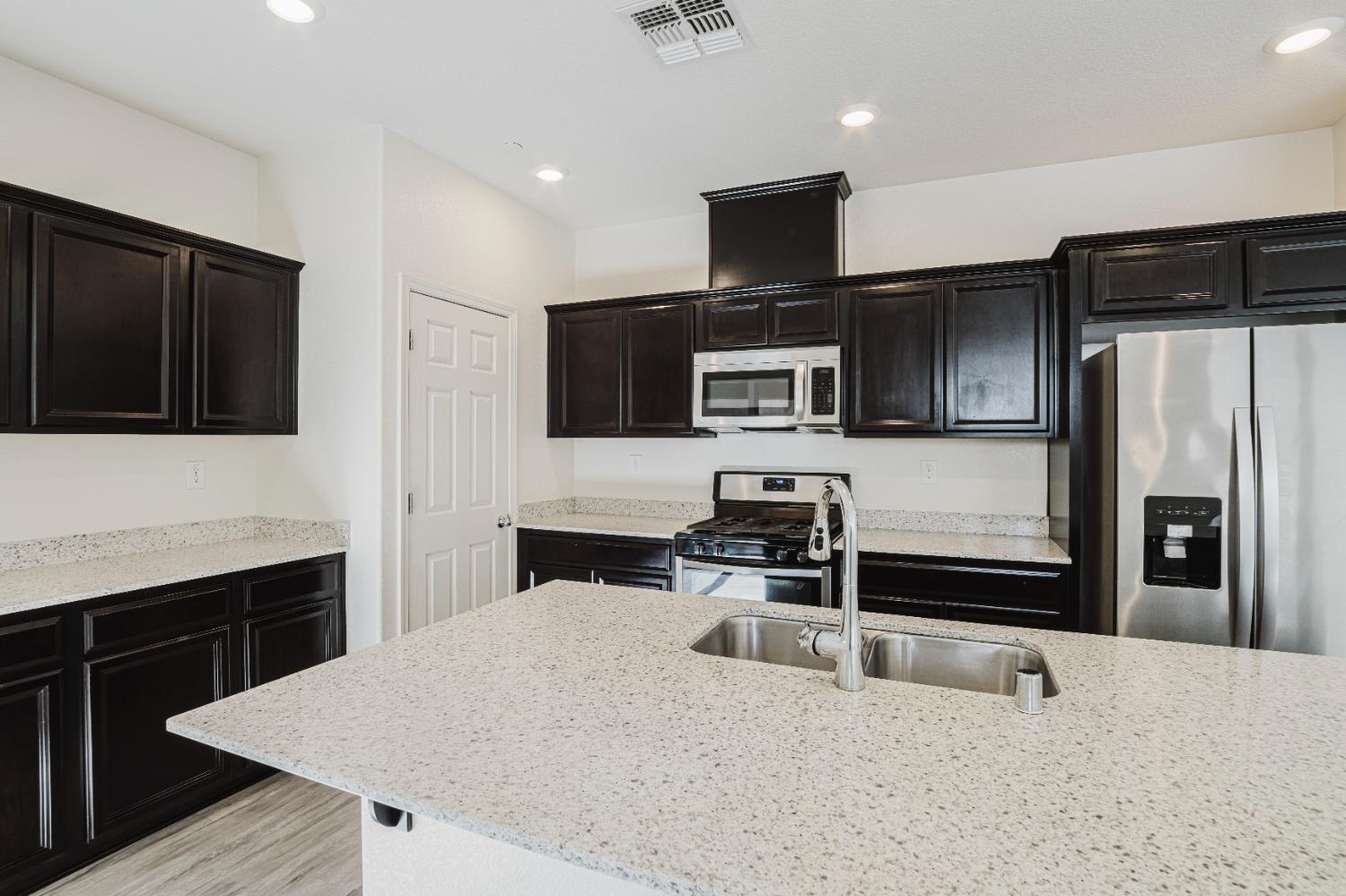 Detail Gallery Image 11 of 53 For 5231 Morning Bird Way, Sacramento,  CA 95835 - 5 Beds | 3 Baths