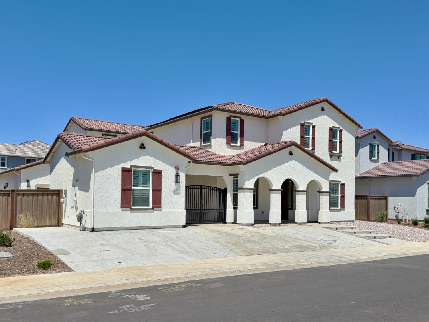Detail Gallery Image 4 of 44 For 8594 Sona Way, Elk Grove,  CA 95757 - 6 Beds | 5/1 Baths