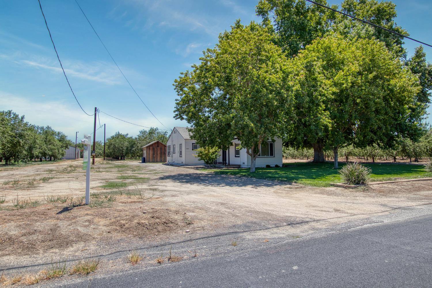 Detail Gallery Image 3 of 25 For 3030 Pioneer Rd, Hughson,  CA 95326 - 3 Beds | 1 Baths
