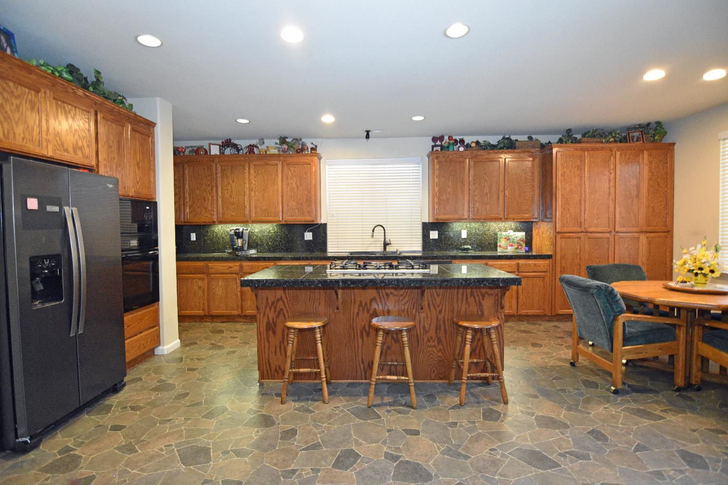 Detail Gallery Image 13 of 62 For 1923 Greenfield Dr, Turlock,  CA 95382 - 5 Beds | 3 Baths