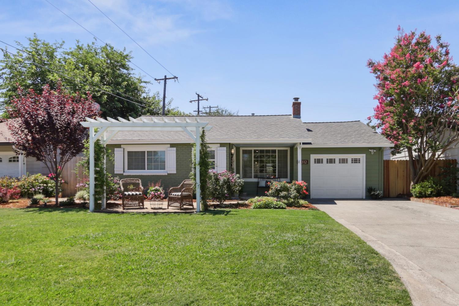 Detail Gallery Image 1 of 35 For 4312 Vulcan Dr, Sacramento,  CA 95864 - 3 Beds | 1 Baths