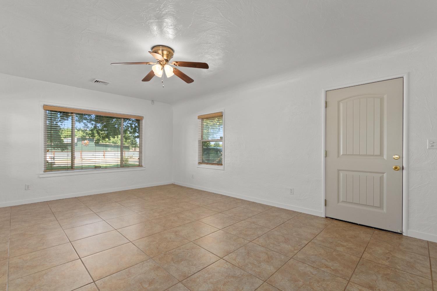 Detail Gallery Image 8 of 25 For 3030 Pioneer Rd, Hughson,  CA 95326 - 3 Beds | 1 Baths