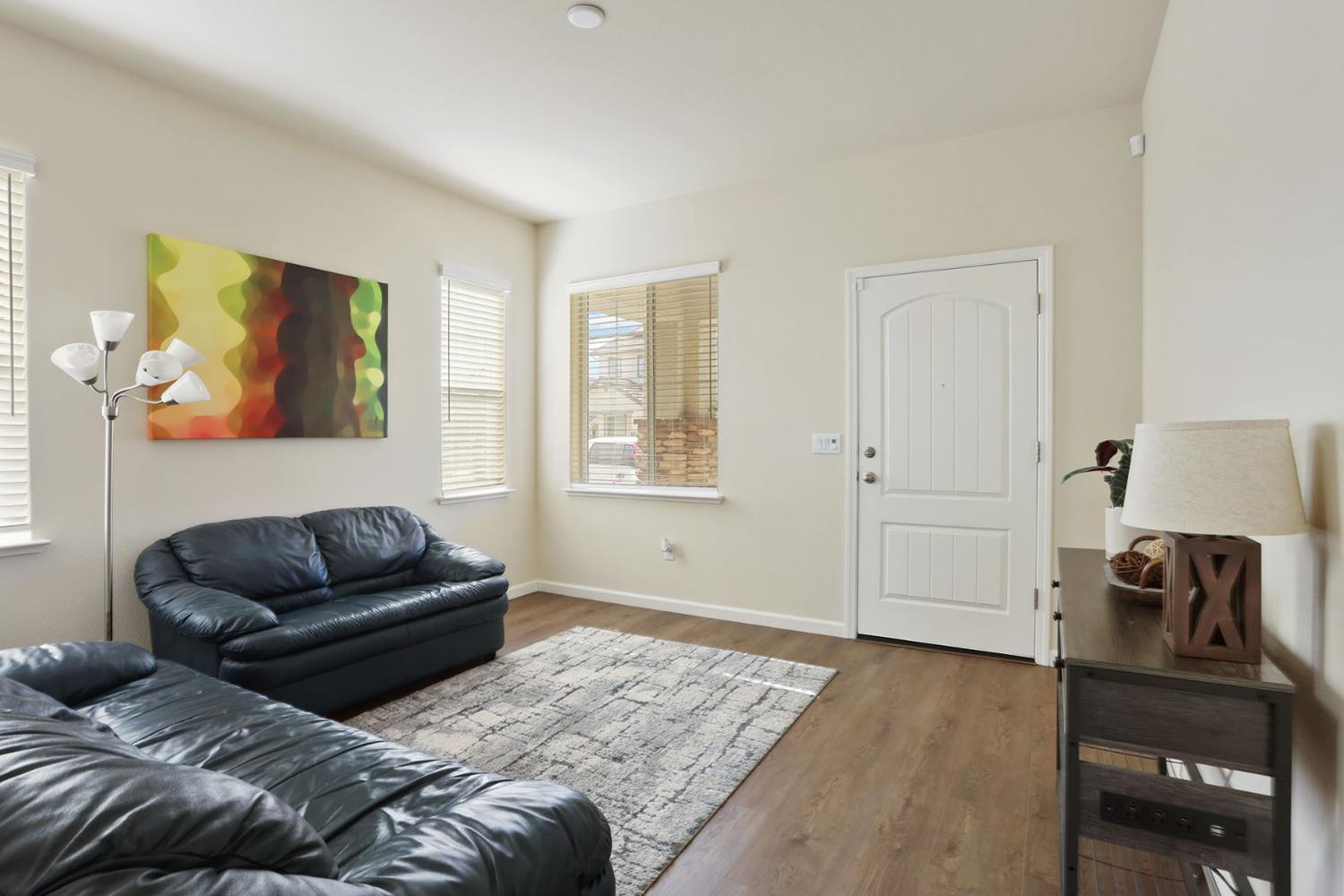 Detail Gallery Image 5 of 33 For 1540 Aspire Way, Modesto,  CA 95356 - 5 Beds | 2/1 Baths